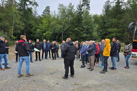 Die Interessierten im Gespräch mit den Fachleuten der Fa. UHLWindkraft