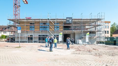 Brutto-Grundfläche: 3.129 m²; Brutto-Rauminhalt: 14.289 m²; Nutzfläche: 1942 m² (Kindergarten 1.083 m², Bibliothek 614 m²); Abmessung: ca. 41 m x 41 m; Betonmenge: 3.340 m³, bzw. 8.300 t; Holzständerwände: 150 m²; Dachabdichtung: 1.350 m²; 34 km Kabel;
